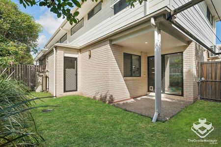 Pristine modern 3 bedroom townhouse - Photo 2