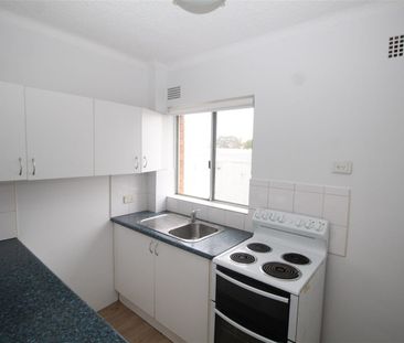 CONVENIENT STUDIO APARTMENT WITH LOCK-UP GARAGE – 210 METRES TO CAM... - Photo 1