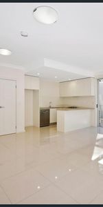 Stylish, convenient and spacous 2 Bedder - Photo 4