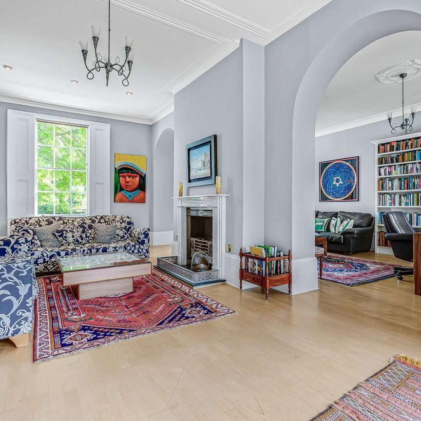 SHORT LET - A superb 7 double bedroom period house with direct access to the river, a 120ft mooring and fabulous views. - Photo 1