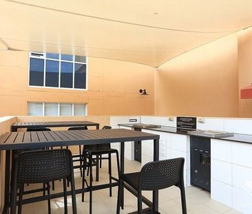 Fully Furnished - Bright and Spacious Home in Emerald Lakes - Photo 2