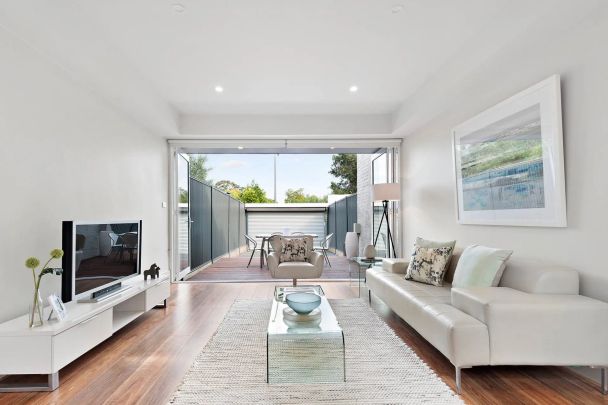 SLEEK AND STYLISH TWO BEDROOM HOUSE - Photo 1