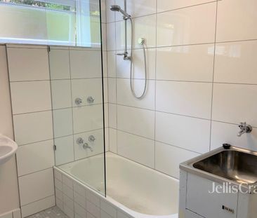 Comfortable Two-Bedroom Apartment in Prime Location - Photo 2