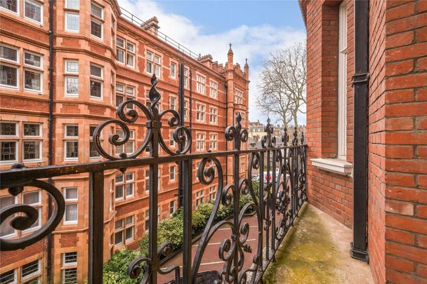 A spacious lateral second floor with lift, three bedroom apartment in a well maintained purpose built portered building in a quiet cul de sac - Photo 1