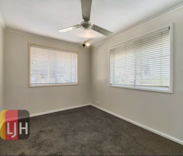 AIR CONDITIONED THREE BEDROOM HOME IN GREAT LOCATION! - Photo 3