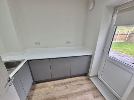 6 bedroom detached house to rent - Photo 3