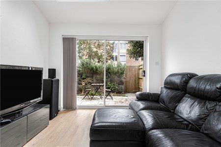 This recently refurbished ground floor flat consists of a double bedroom, bathroom and kitchen/living area. The property comes with a private garden, offered unfurnished & available from mid April. - Photo 4