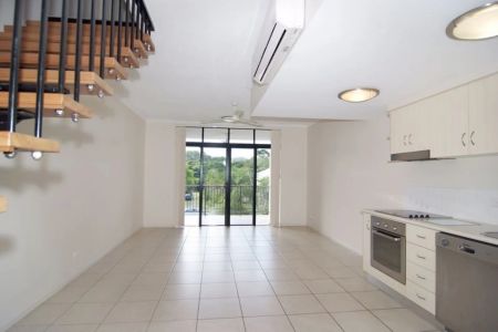 Townhouse in secure complex near CBD - Photo 2