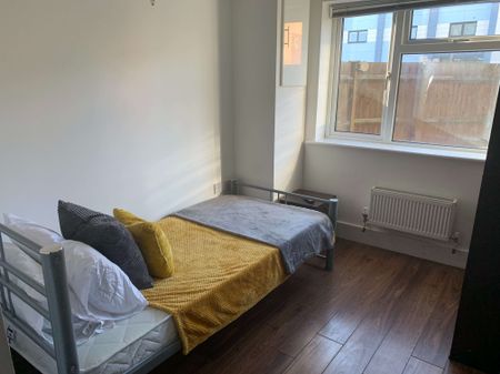 London Row Room 3 - Photo 5