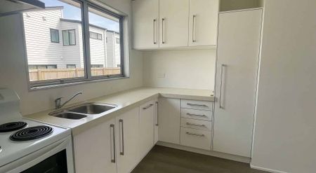 Modern 2-bed. Available now! - Photo 3