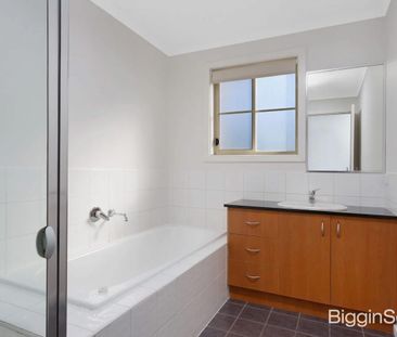 Spacious Two-Storey Townhouse in Quiet, Convenient Location - Photo 4