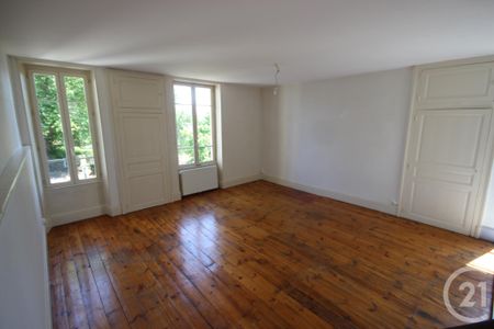 Location Appartement 4 pièces 94m² PUY GUILLAUME 63290 - Photo 2