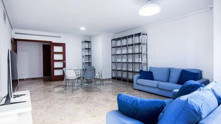 4 room luxury Flat for rent in Valencia - Photo 3