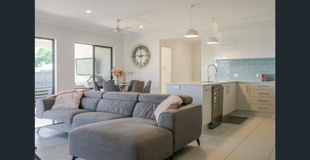 Modern 4-Bedroom Family Haven with Pool in Earlville - Photo 1