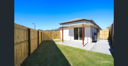 Beautiful 2 Bedroom Duplex Home with Courtyard at Prime Location! - Photo 3