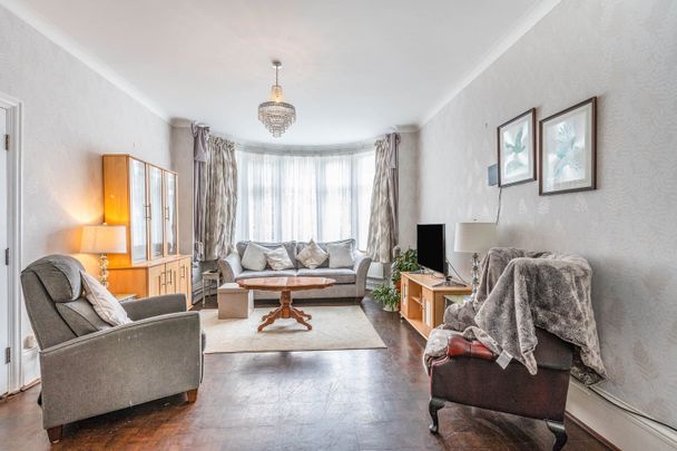 5 Bed End Terrace, Berkshire Gardens, N13 - Photo 1