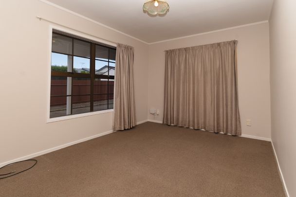 Cosy home plus a Pool! - Photo 1
