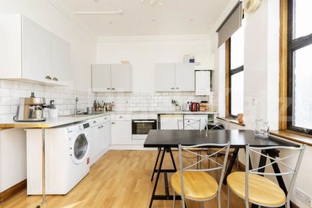 Two double bedrooms modern kitchen spacious lounge & mins to tube and shops - Photo 3