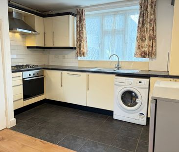1 Bed Flat, Very Near Maple Grove Area, W5 - Photo 6