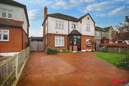 Tudor Gardens, Upminster, RM14 - Photo 3