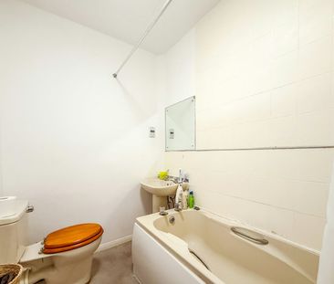 Flat to rent on - Photo 2