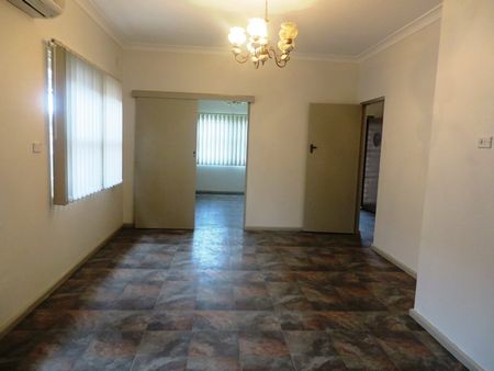 BEAUTIFUL FAMILY HOME!! - Photo 2