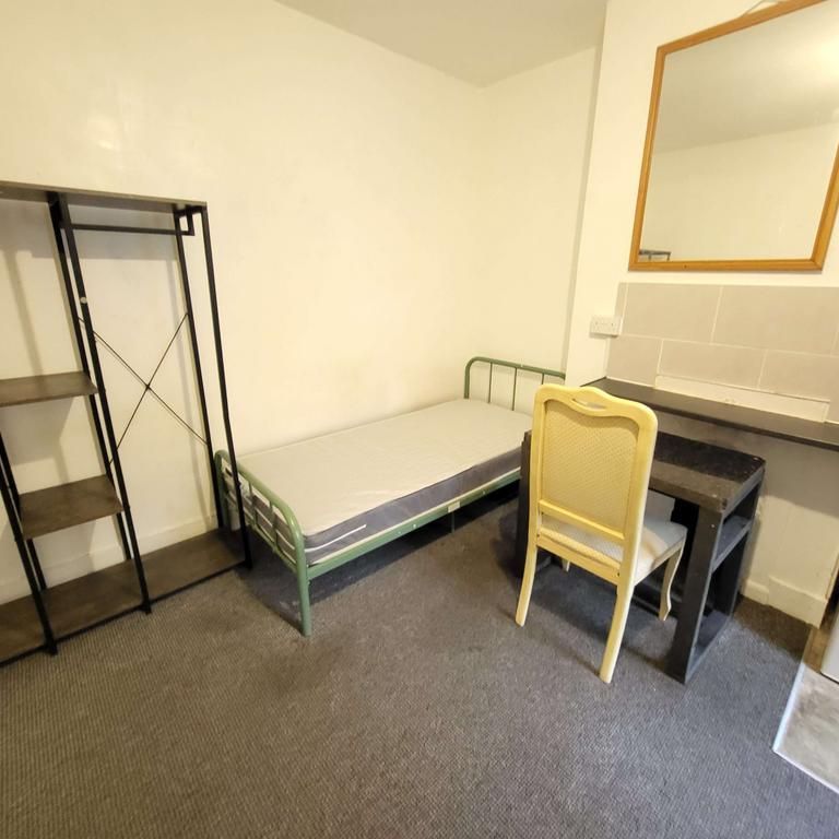 Studio to rent - Photo 1