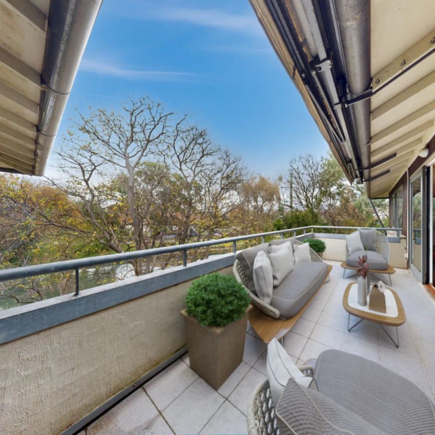 Spacious 4 bedroom home in prime Elwood position - Photo 1