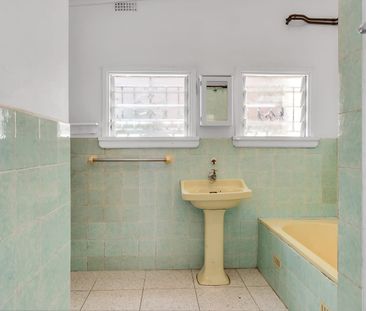 Charming three bedroom cottage in quiet laneway setting - Photo 4