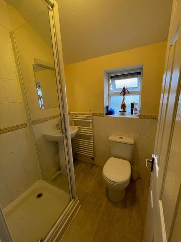 1 bedroom in a flat share to rent - Photo 4