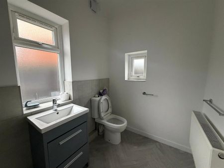 3 bedroom end of terrace house to rent - Photo 2