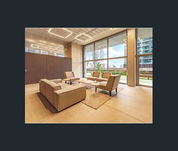 A landmark residential tower in a superior CBD location - Photo 2