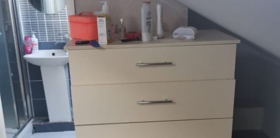 Room in a Shared House, Glencoe Avenue, IG2 - Photo 2