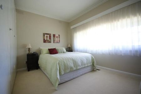 Family Living in Burwood - Photo 4