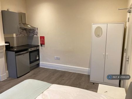 Studio to rent - Photo 2