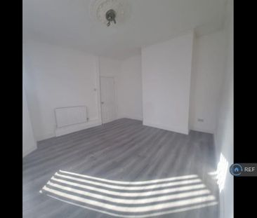 3 bedroom end of terrace house to rent - Photo 2