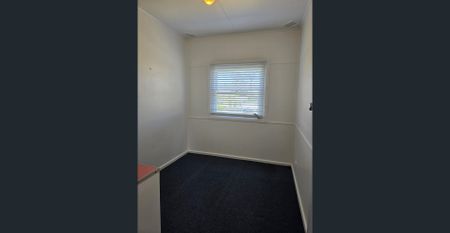 Conveniently Located 2-Bedroom Flat in a Small Block of 4 - Photo 2