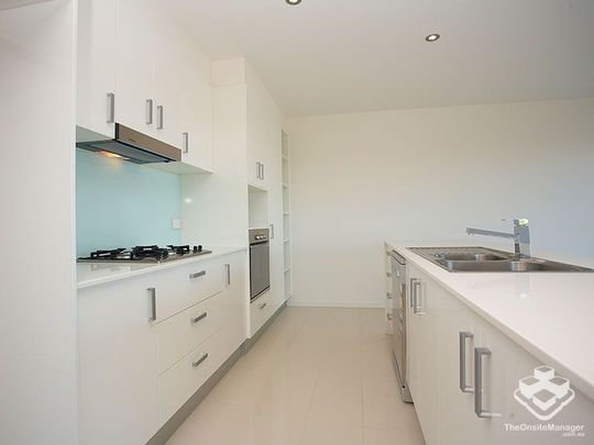 Available Now! 3 Bed 2 Bath 2 Parking - Lifestyle & Convenience at Its Best! - Photo 1