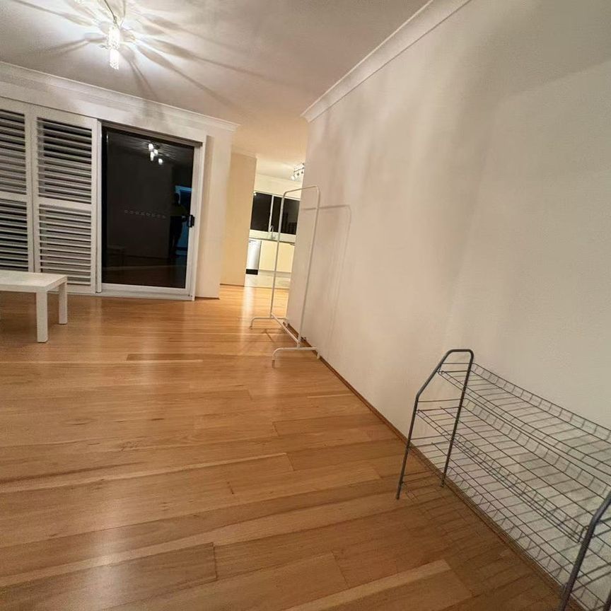 Kensington – Walk to UNSW | Modern 3-Bedroom Top Floor Apartment with Secure Parking ! CONFIRM THE LEASE TERM IN ADVANCE! - Photo 1
