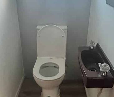 Walking distance to shops - Photo 2