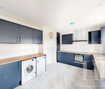 Balcombe Road, Horley, RH6 - Photo 2