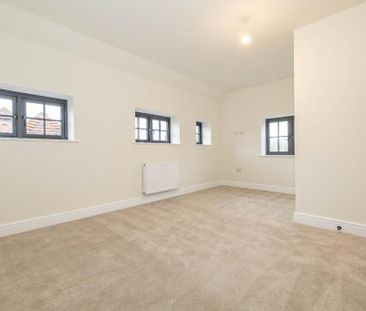 4 bedroom semi-detached house to rent - Photo 5