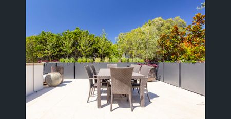 Executive North-Facing Penthouse with Panoramic Water Views | Furnished or Unfurnished - Photo 2