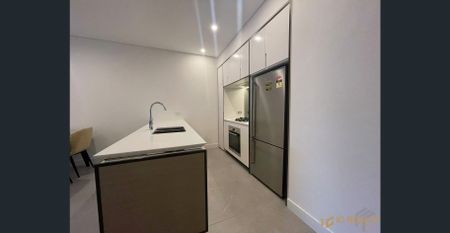 Stunning 2-Bedroom plus Study Apartment in Parramatta - Photo 4