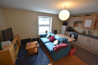 2 bedroom Flat in Flat A, Leeds - Photo 1