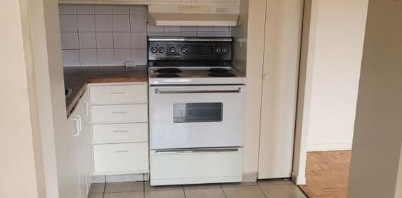 Grand 3 1/2 chauffé, eau chaude, électros - Photo 2