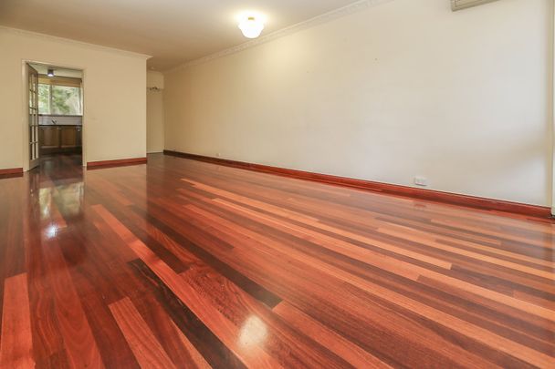 Stylish two bedroom apartment located in prime Toorak location! - Photo 1