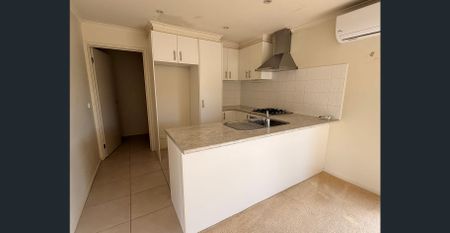 Spacious Family Townhouse - Photo 5