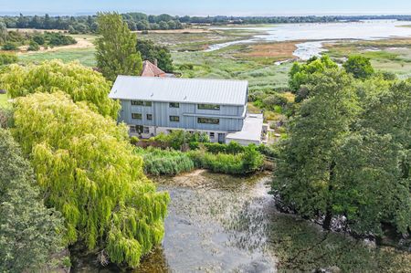 A rare waterfront residence with unrivalled harbour views became available to let on long term basis - Photo 5