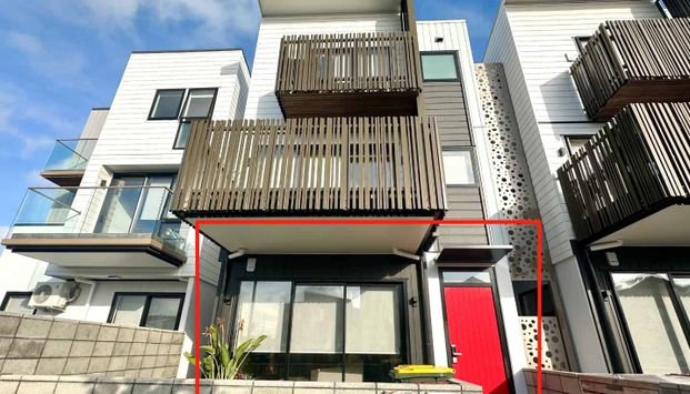 Beautiful 3 Bedroom Townhouse in Hobsonville - Photo 1